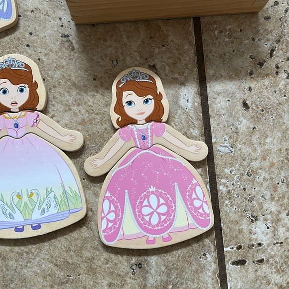 Melissa and Doug Sophia the first wooden mix and match dress up toy - Picture 5 of 9